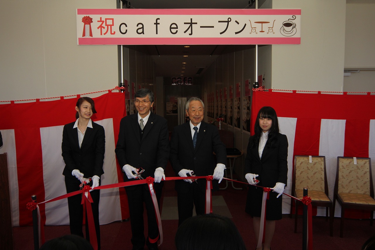 学生と地域の方々の憩いの空間――広島国際大学東広島キャンパス2号館8階に新たなカフェがオープン