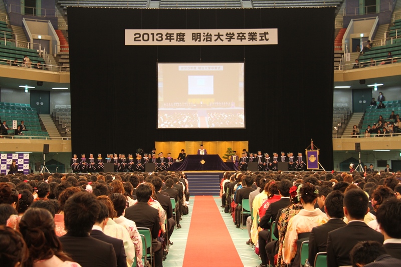 2014年度明治大学卒業式を3月26日（木）、日本武道館にて開催――8000名の学生の新たな旅立ちの日