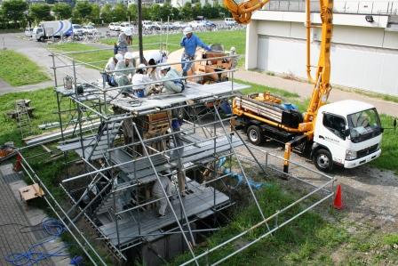 授業で学生が校舎間を結ぶ「第３連絡橋」を建設中――ものつくり大学