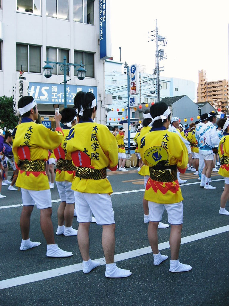 本場・徳島の阿波踊りに、大学生・卒業生有志で結成する「大阪学院大学連」が参加――大阪学院大学