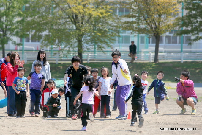 札幌大学スポーツ・文化総合型クラブ「めぇ～ず」が「小学生のためのかけっこ教室　～正しく速く走るコツをつかんで、運動会を思いきり走りましょう！～」を開催
