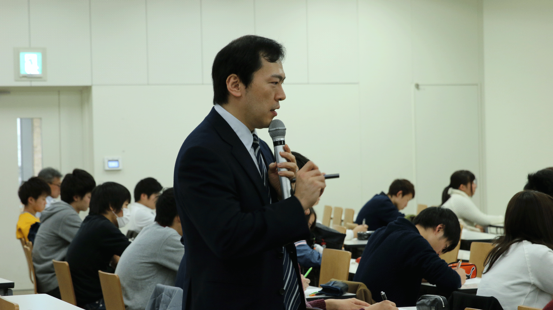 「帝京学」の授業で冲永佳史理事長・学長が講義 -- 「主体的に考える力」を培う1年生対象の授業