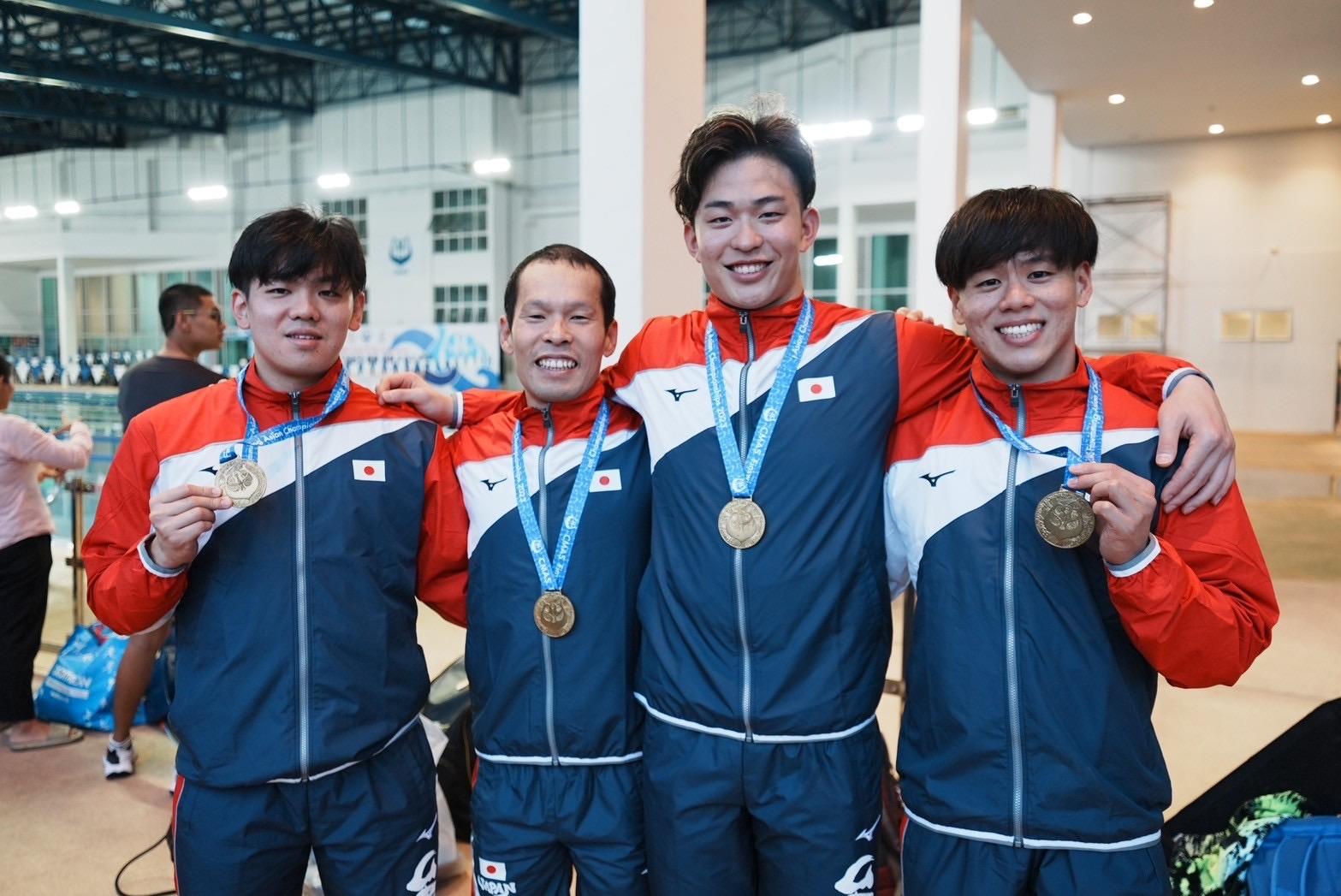 大阪国際大学の谷川哲朗准教授がフィンスイミングアジア選手権大会に出場し、リレー種目で銅メダルを獲得しました