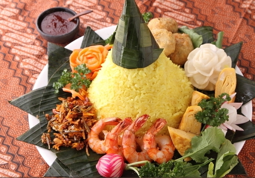 神田外語大学の学生食堂「食神」で、ラマダンにおいて日没後に初めてとなる食事「イフタール」食事会を開催 -- 7月4日にはイフタールについての講話を実施予定