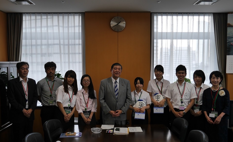 立正大学の学生が石破地方創生担当大臣を表敬訪問　～道の駅「めぬま」との連携による地域活性化の取り組みを報告～