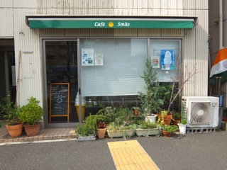 横浜市磯子区のカフェ「Cafe Smile」のリニューアルに、関東学院大学の学生たちが挑戦 -- 三浦野菜を販売するマルシェも企画