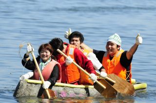 沈没続出!?コンクリートでつくったカヌーで、全長600mのレース -- 関東学院大学