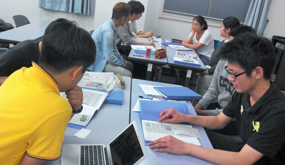 東京富士大学で日経MJキャリア教育講座「流通・サービス業トレンド研究」がスタート -- 新聞記事を切り抜き、授業の場でコメントするアクティブラーニング