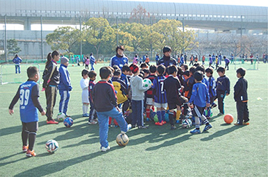 大阪国際大学が「キッズサッカー教室 withガンバ大阪」を開催