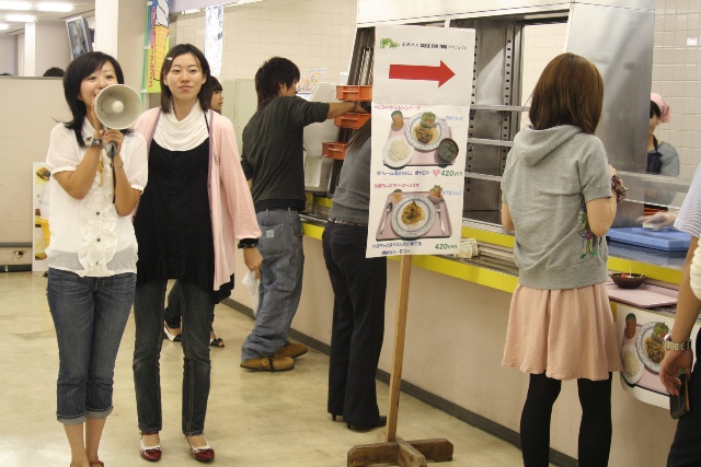京都外国語大学の学生が「おいしい学食ランチで気軽に国際貢献」――“京都外大TABLE FOR TWO”プロジェクトが１周年