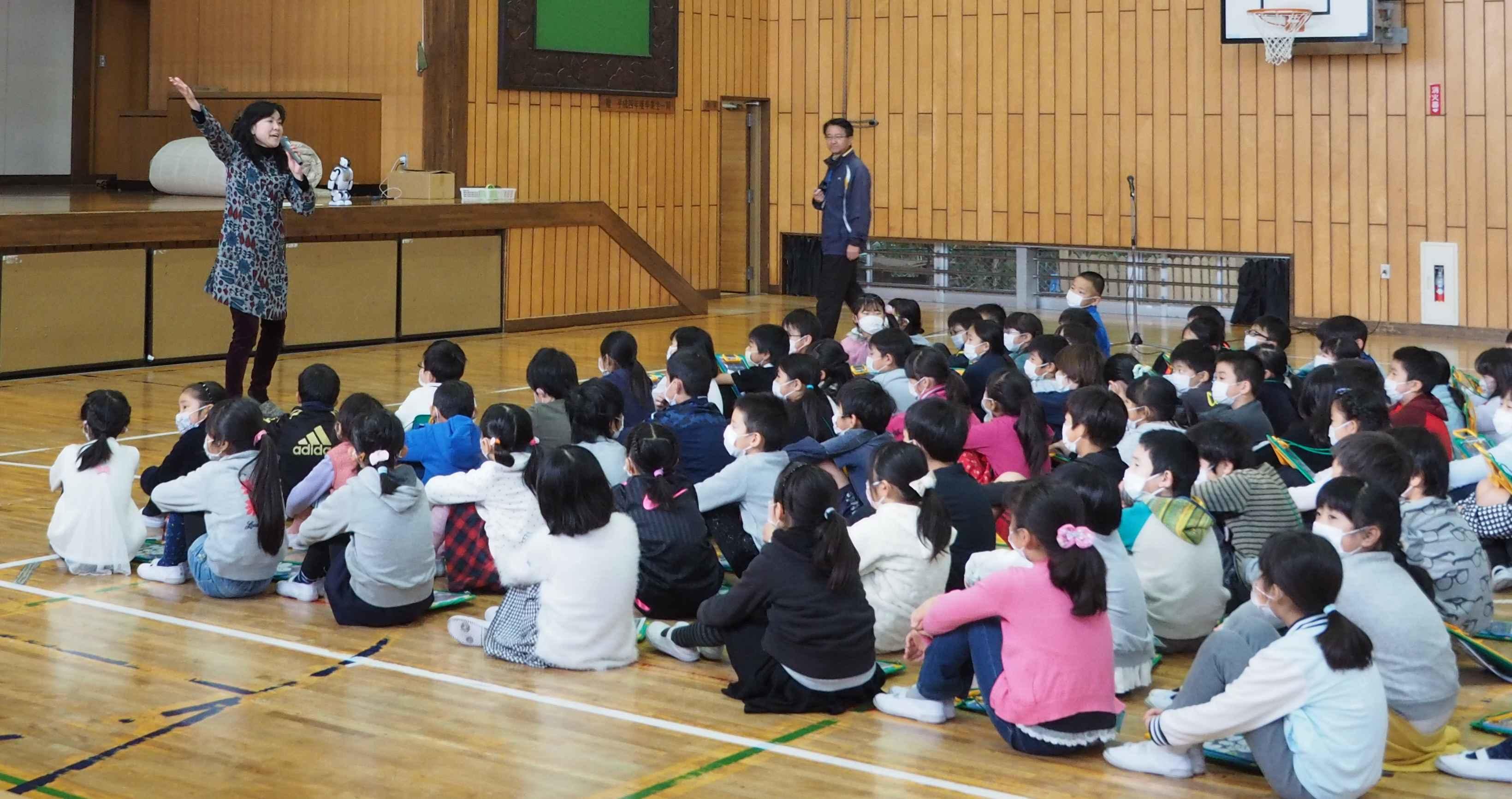 江戸川大学情報文化学科が「サイエンス教室 in 流山市立東小学校」を開催