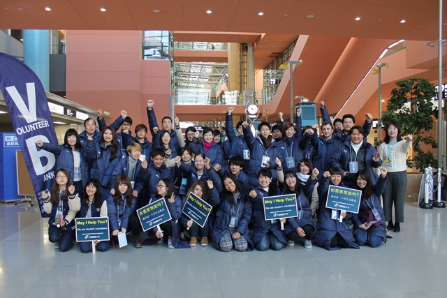 春節の関西国際空港で　大阪国際大学の学生がインバウンド旅行客をアシストするボランティア活動を実施