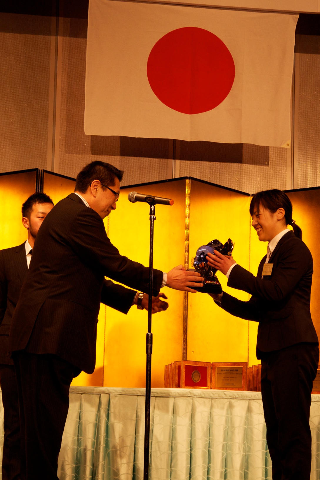 大阪産業大学ソーラーカープロジェクトが「2015年JAF近畿モータースポーツ表彰式」で、世界チャンピオンのトロフィーを受賞