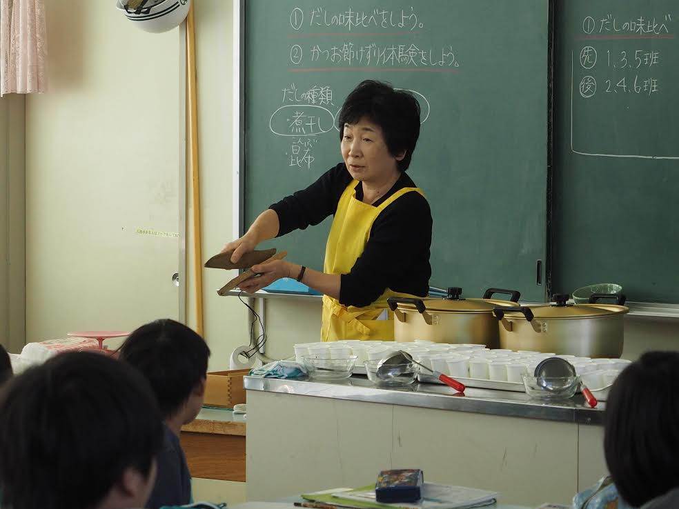 「みそ汁の達人になろう」東京家政学院大学　小学校の食育教育に協力
