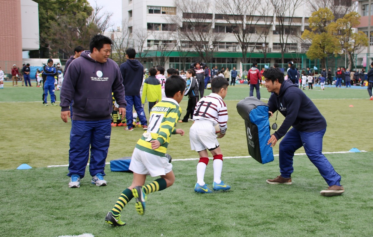 摂南大学が寝屋川市スポーツ振興連盟と共催で「寝屋川ラグビーフェスティバル」を開催----園児や児童、保護者など約1,600人が参加。