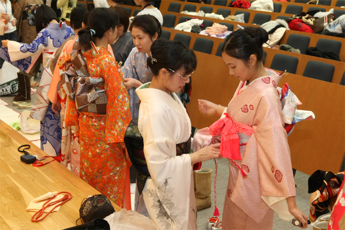 札幌大学が外国人留学生に日本の伝統文化の体験として着物の着付けを実施