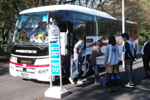 創価大学と新宿駅を最短40分で結ぶ「新宿－創大キャンパス間シャトルバス」 -- 2015年度は累計で過去最高の6万5千人が利用
