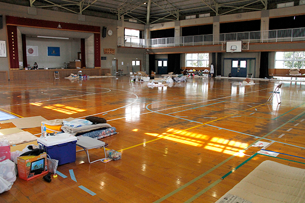 崇城大学の学生が「平成28年度熊本地震」の避難所でボランティア -- 自ら被災しながらも避難者をサポート