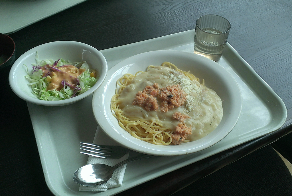 青山学院大学の学食で東日本大震災の被災企業の商品を使用したメニューを提供 --復興支援インターン参加学生が考案した「スーパーサーモンのクリームバジルパスタ」を販売