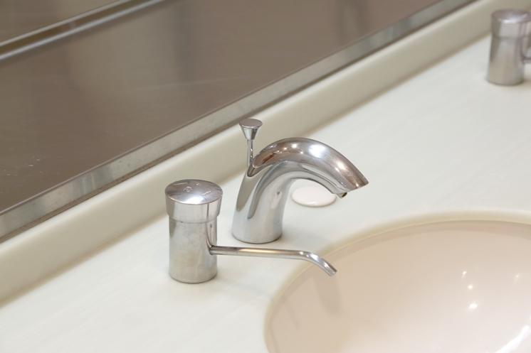 江戸川大学が駒木キャンパス内のトイレ洗面台蛇口を非接触式（自動水栓）に全面更新 -- 新しい生活様式に対応