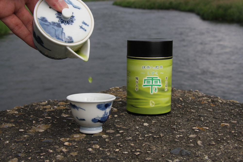龍谷大学生が企画・製作したオリジナル宇治茶（抹茶入り煎茶）「雫（しずく）」が完成！