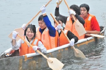 沈没続出！？コンクリートでつくったカヌーで全長600mのレースを開催 -- 関東学院大学