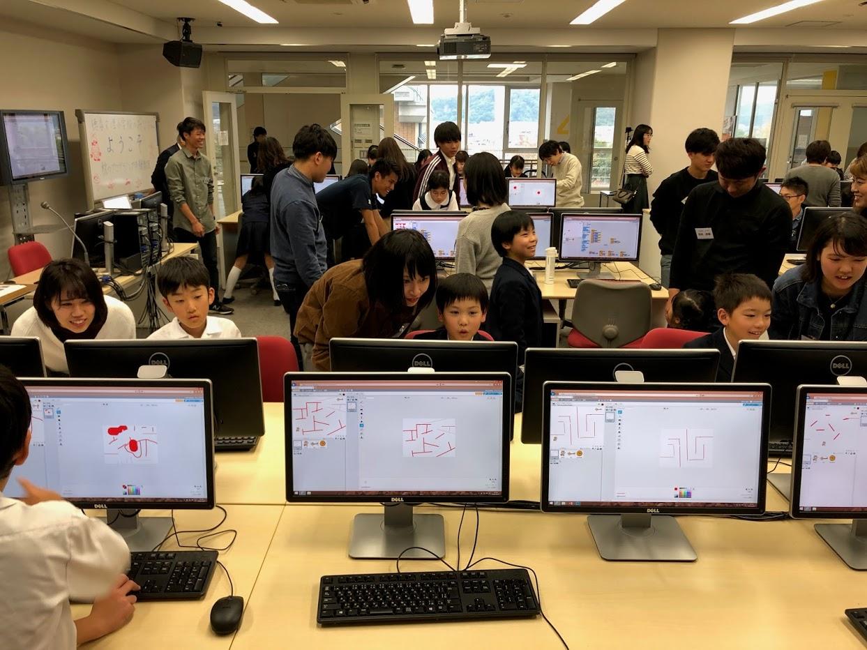 徳島文理大学児童学科の学生が小学校3・4年生向けのプログラミング教室を開催