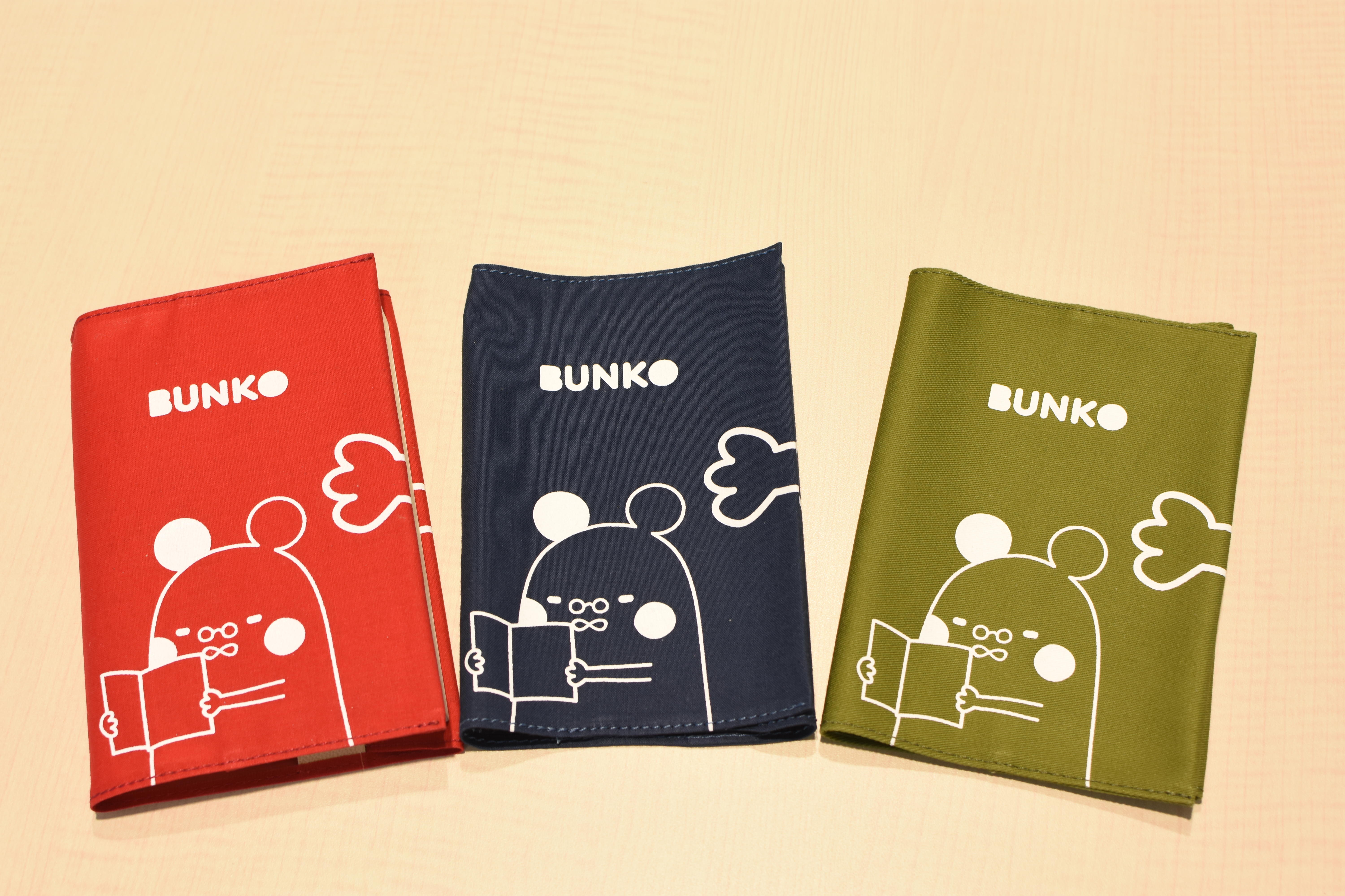 文教大学と足立区の工房「渡邊鞄」がコラボレーション　公式マスコットキャラクター「BUNKOの文庫カバー」販売開始