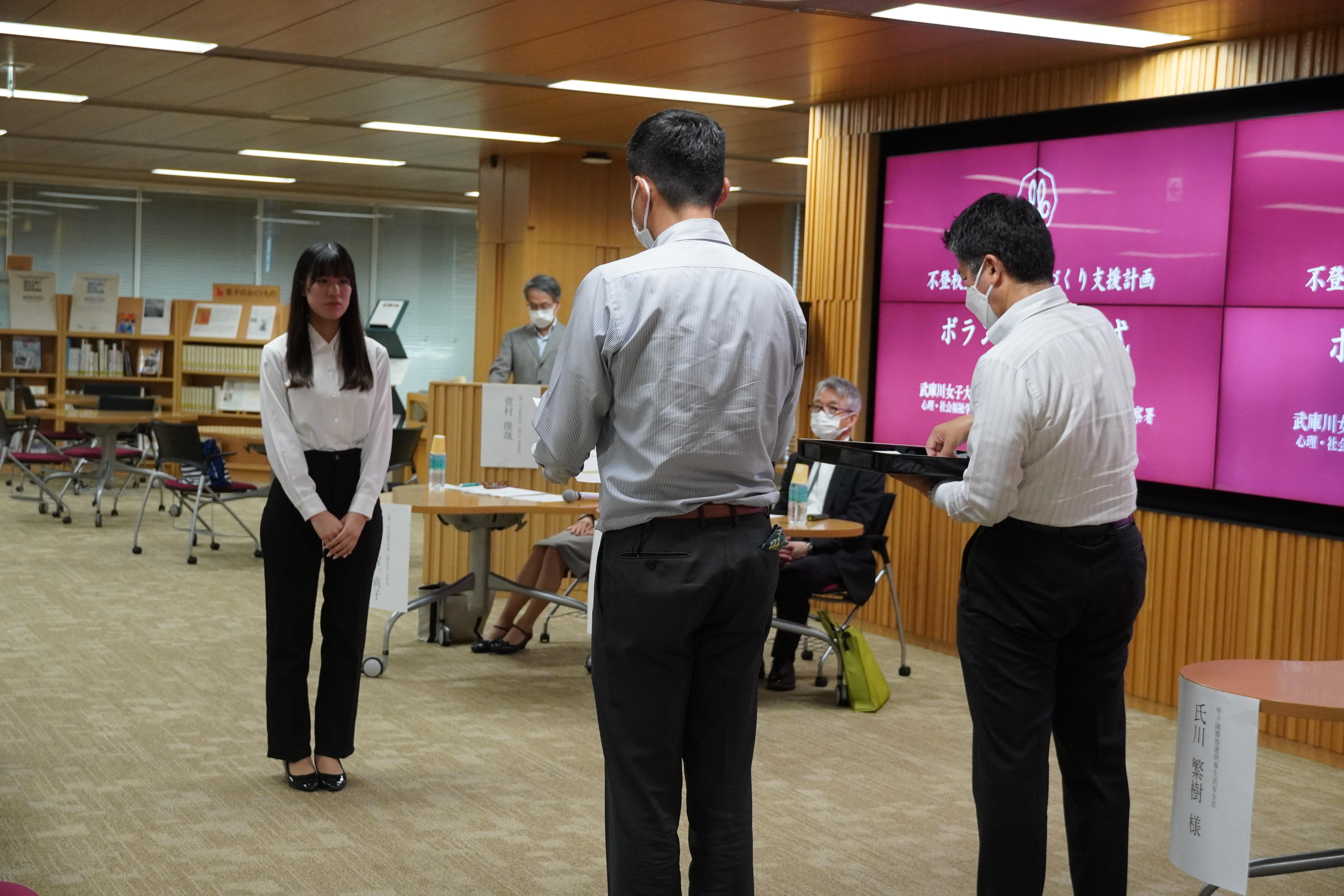 武庫川女子大学心理・社会福祉学部の学生たちが兵庫県警西宮少年サポートセンターと甲子園警察署の呼び掛けに応え、不登校生徒のサポートに乗り出します。