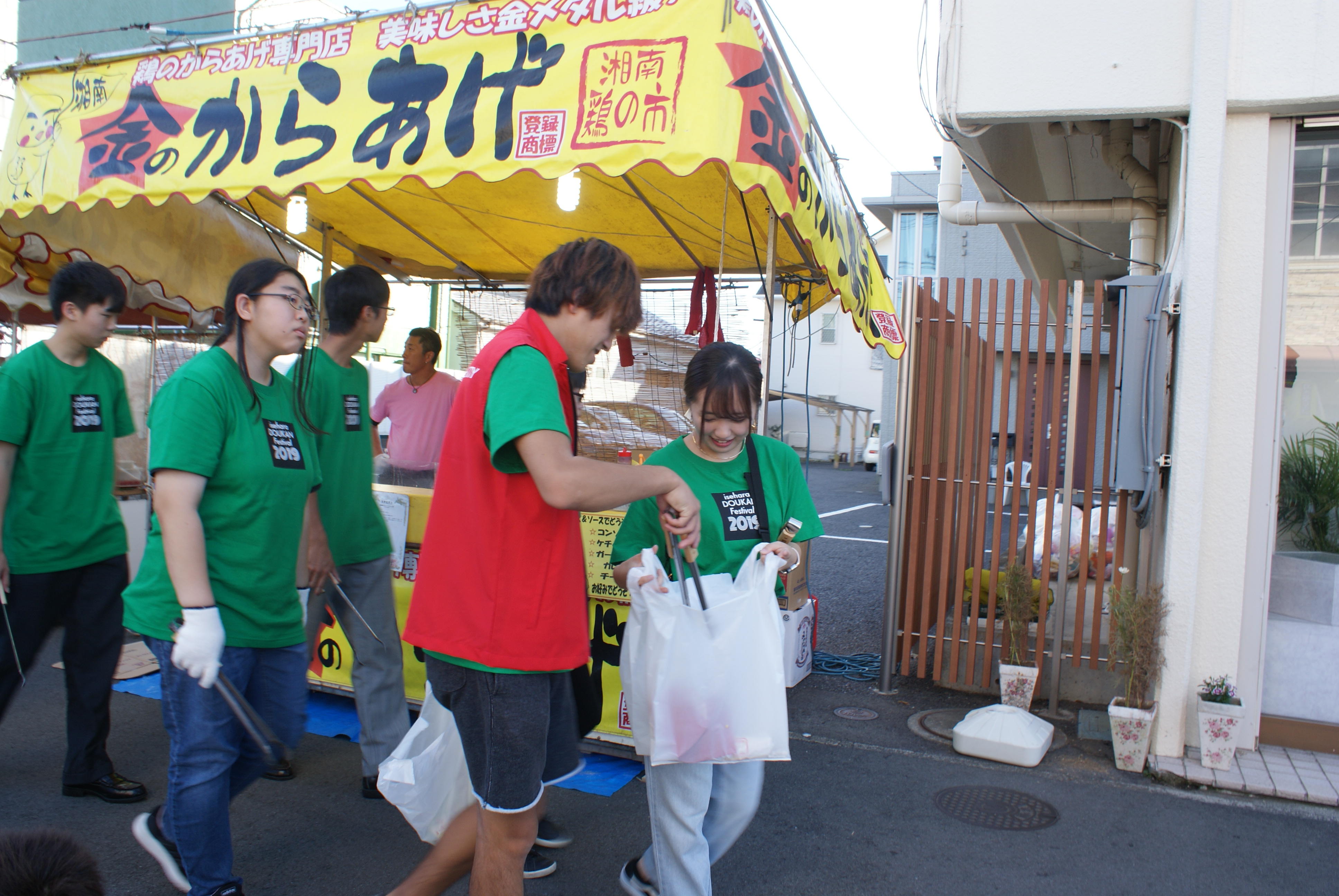 【産業能率大学】昨年約21万人が来場した、伊勢原市内最大のイベントで学生たちが地域貢献！ 第56回「伊勢原観光道灌まつり」クリーンキャンペーン実施 ～コロナ禍以後、初の通常開催となる「伊勢原道灌まつり」の歩行者天国内で清掃活動～