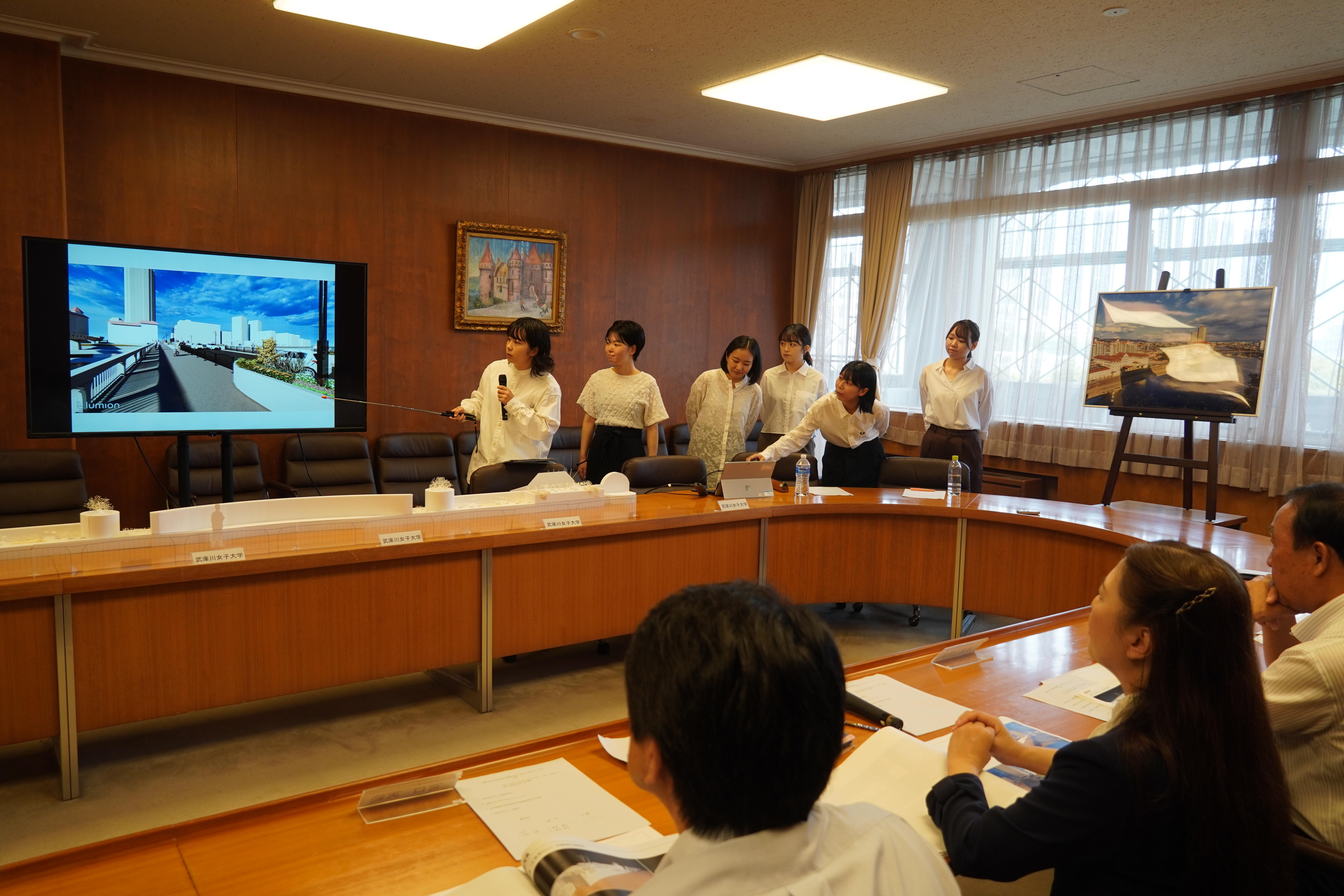 武庫川にかかる宝塚大橋のリニューアルにあたり、武庫川女子大学大学院景観建築学専攻の院生らが歩道空間の植栽デザイン案を提案しました。