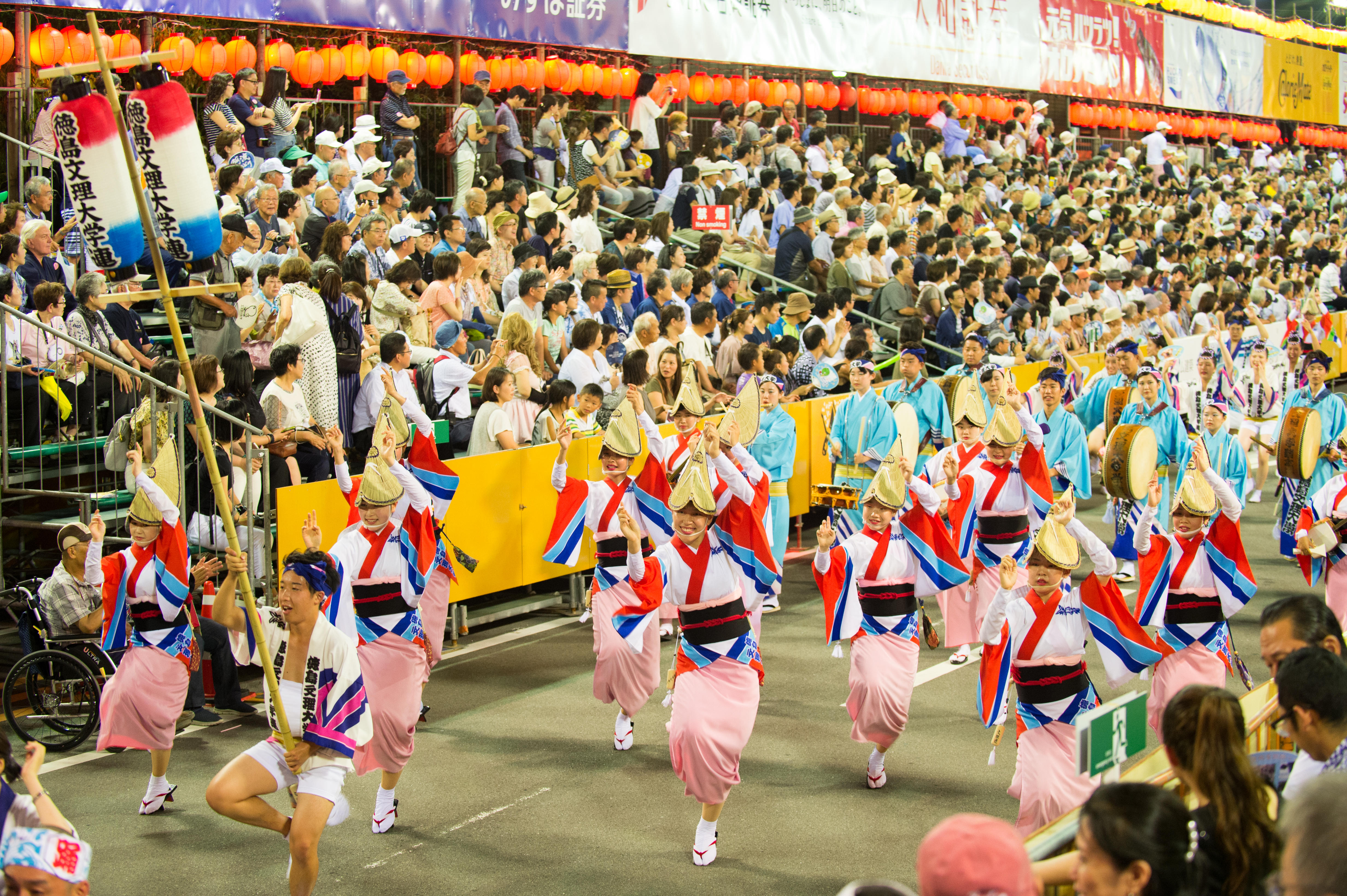 徳島文理大学の阿波踊り団体「徳島文理大学連」が8月12日～15日、本場・徳島市の阿波おどりで踊りを披露