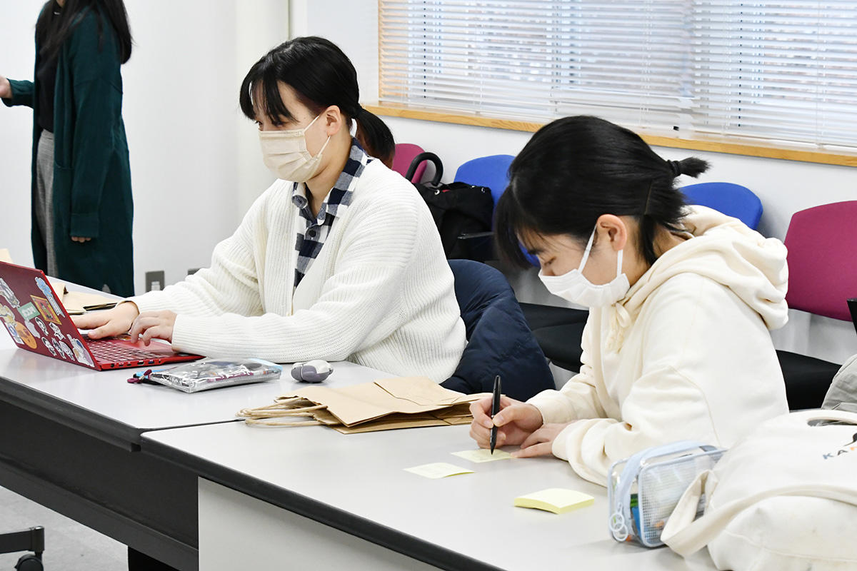 弘前大学附属図書館が''借りる福袋''「図書館福袋」を一般にも貸出 -- それぞれの個性が光る福袋を学生が制作