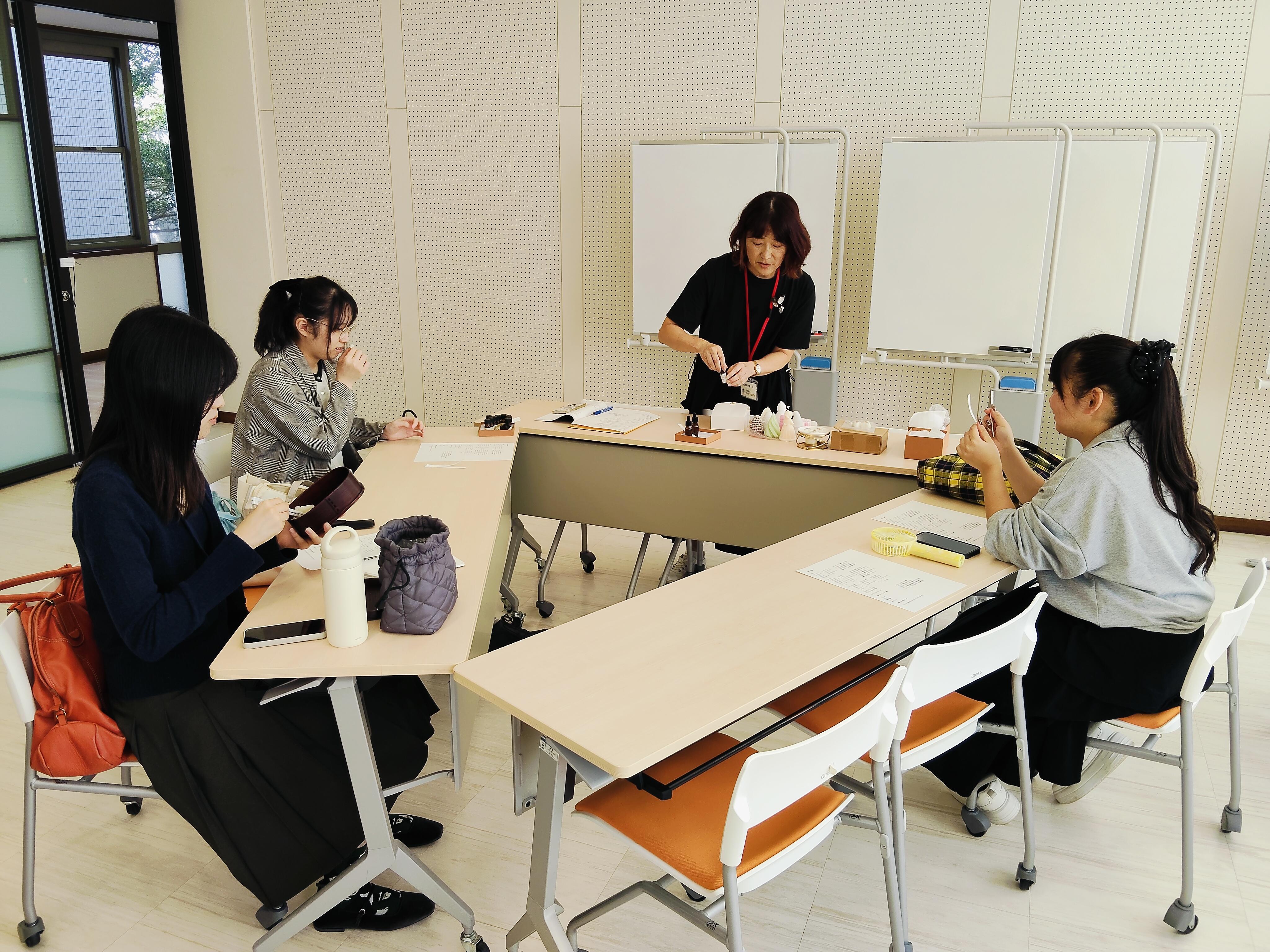【フェリス女学院大学】横浜髙島屋「MIRAIにつなぐクリスマスマーケット」にて学生考案のコラボ商品出展・軽音部によるライブ演奏を行います