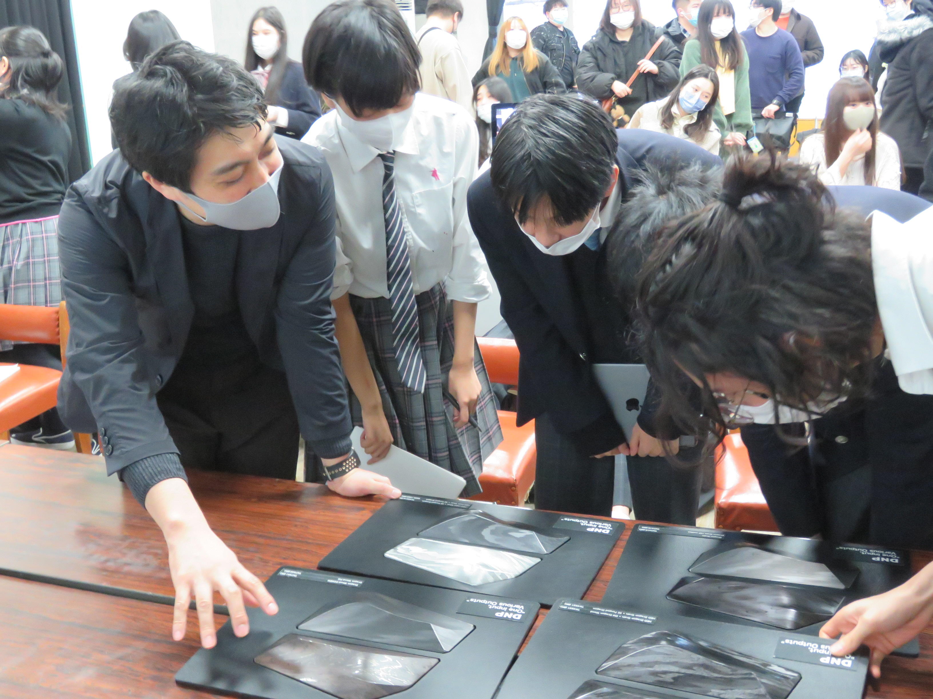 武蔵野学芸専門学校高等課程の産学連携プロジェクトで、大日本印刷のデザイナーが講師を務める特別授業を実施 -- 「アートとデザインの違い」「現代のデザインのミッション」がテーマ