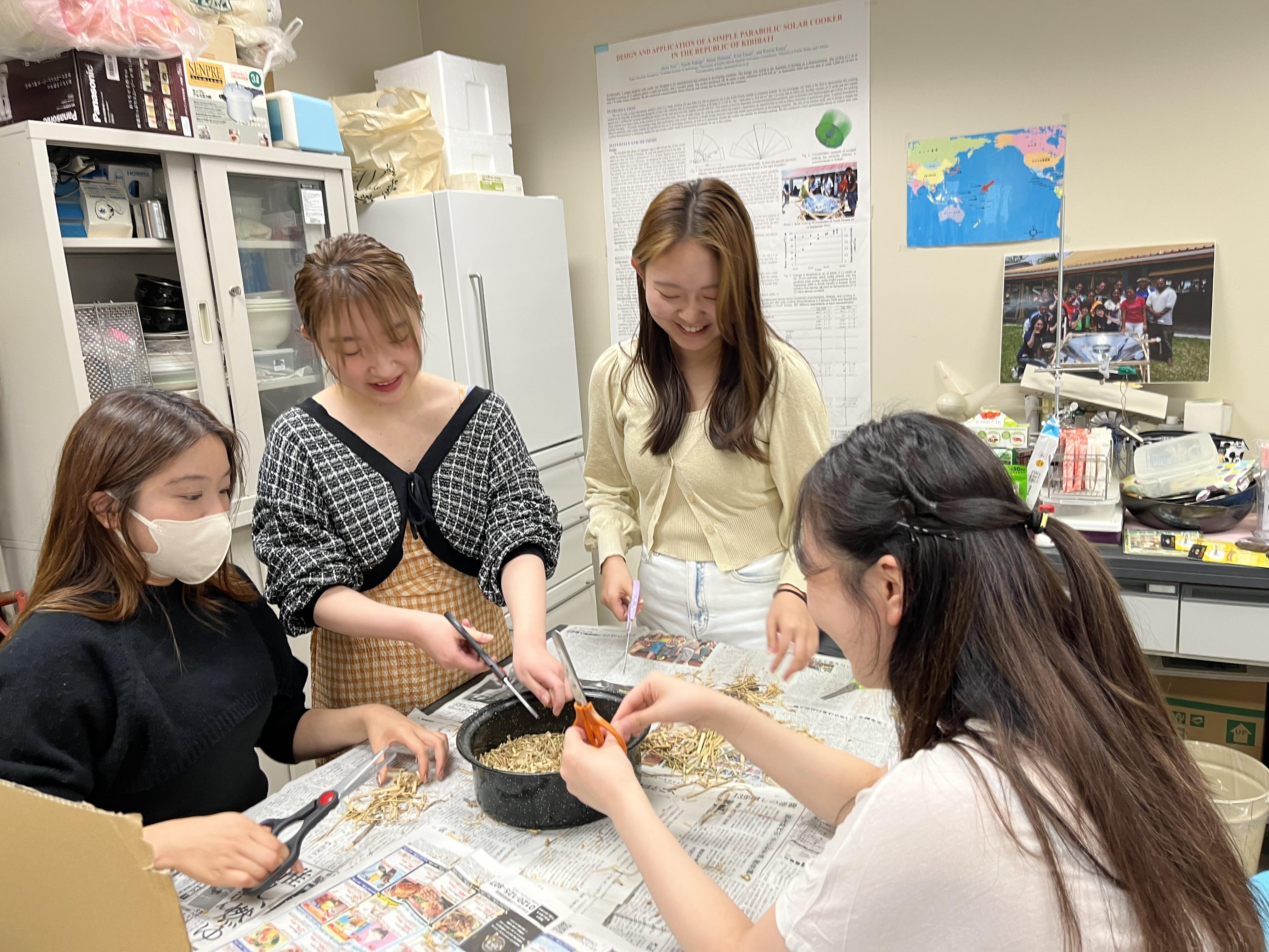 フェリス女学院大学の環境団体がベトナムフェスタin神奈川2024で稲わらから作った紙でワークショップを実施