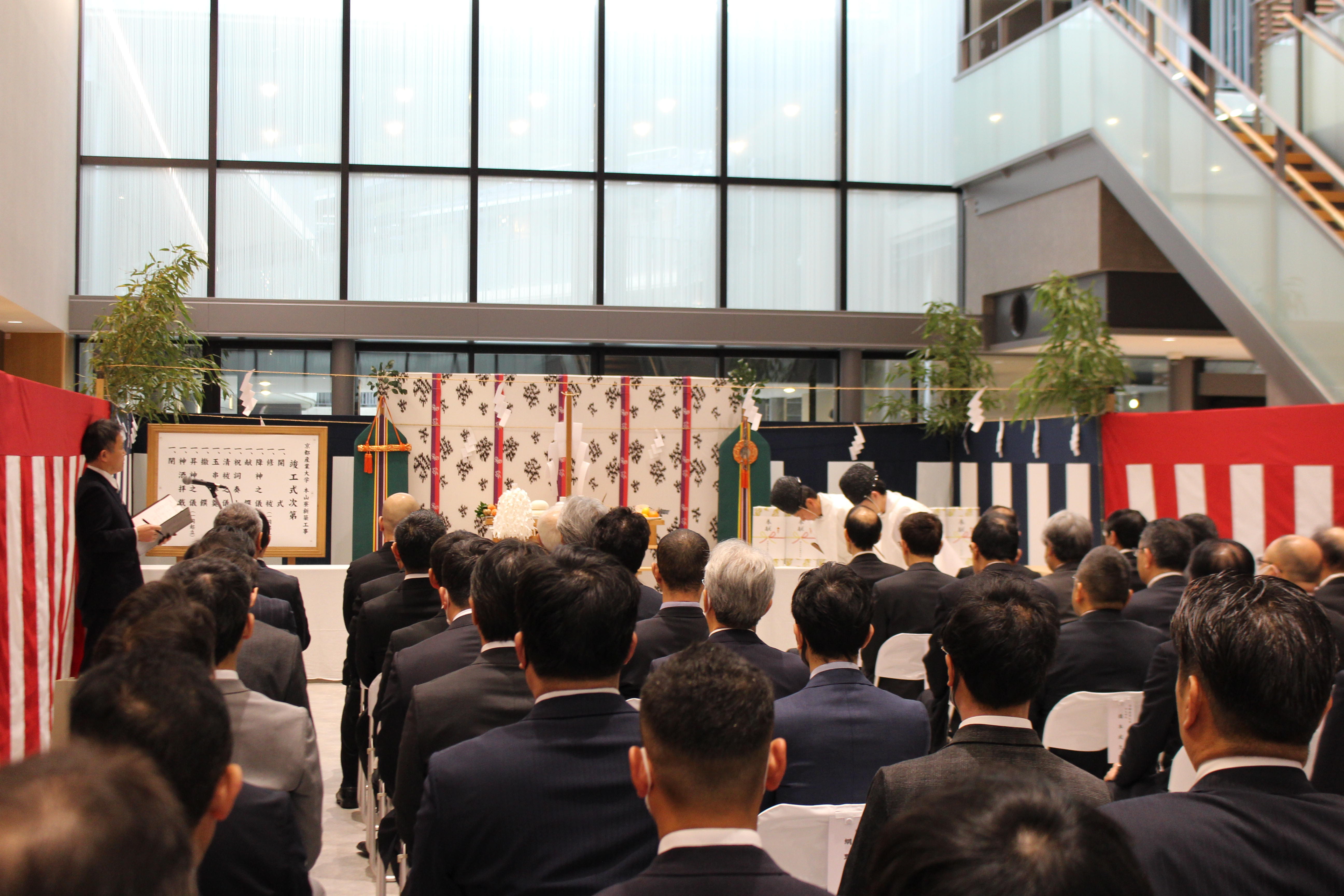 【京都産業大学】2024年4月に開寮する新学生教育寮が2月5日に竣工！創設者の思いを形にしたデザインの陶板モニュメントの除幕式を開催 
