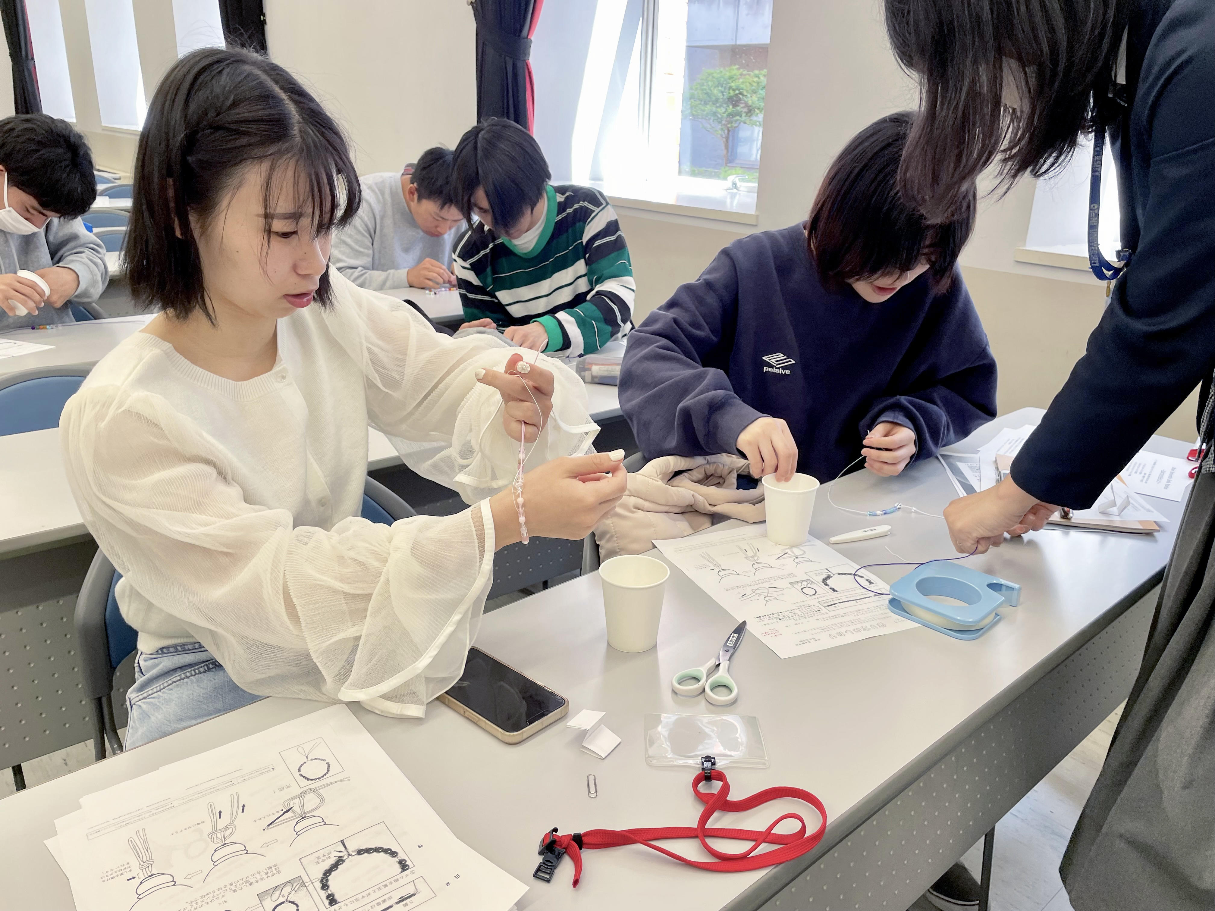 京都・大谷大学の学生がアメリカの小学生に英語で「念珠づくり」を教える--国際学部を中心としてワークショップ開催--