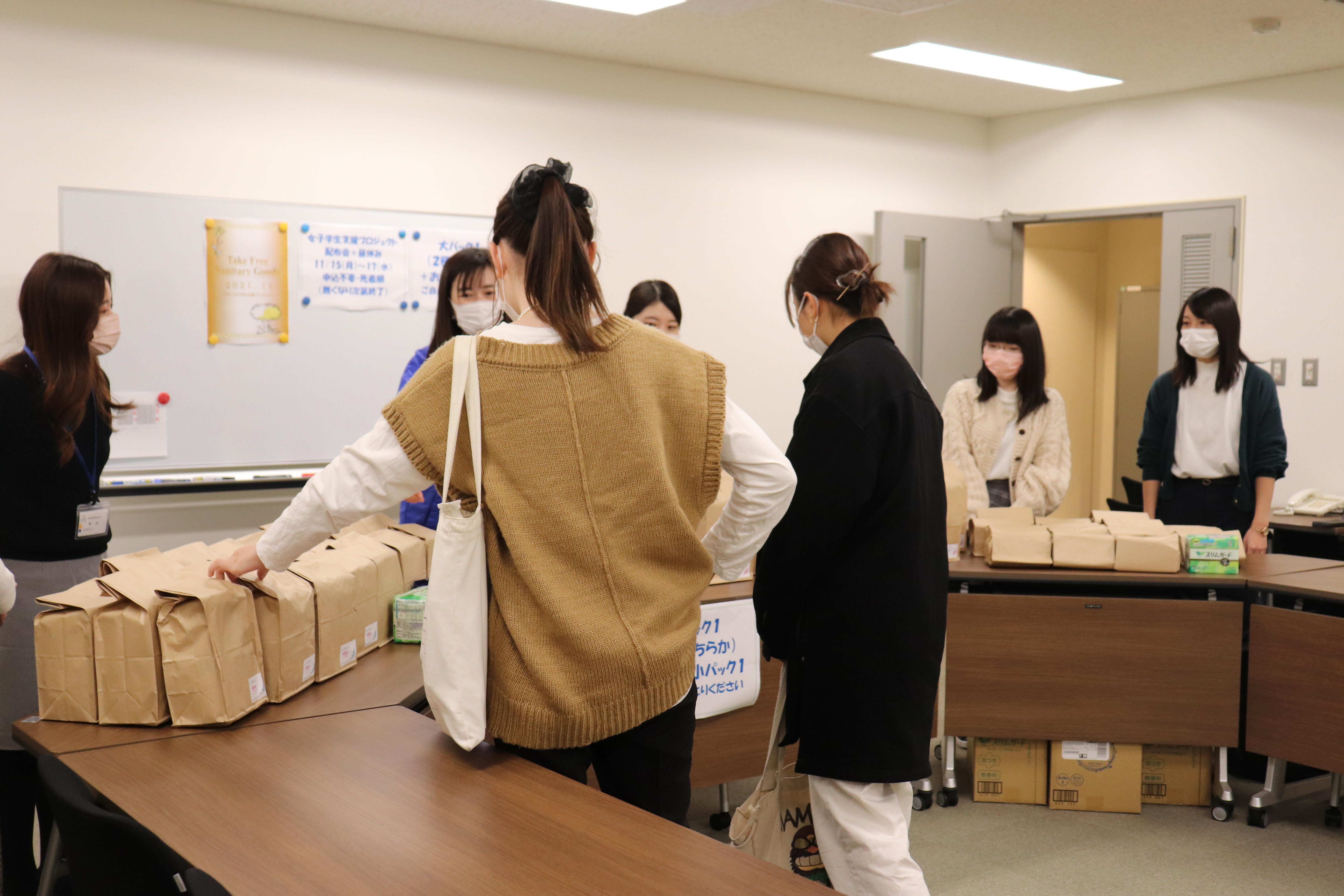 生理の貧困解消に向け教職員等のカンパによる生理用品配付を実施 -- 東京経済大学