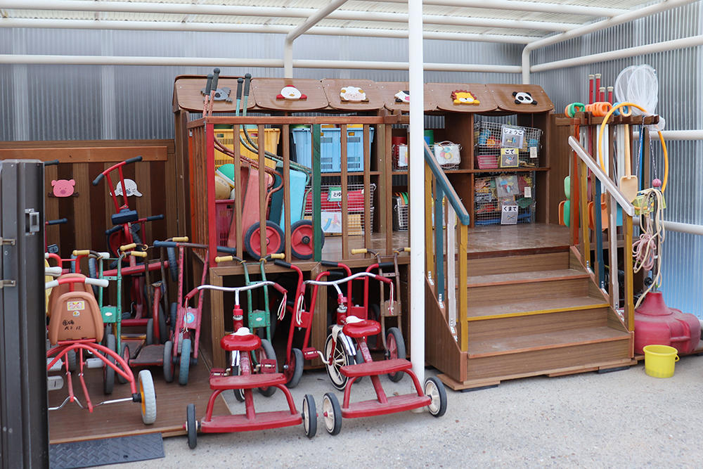 建築学科の授業で制作した廃材を使った遊具収納棚を「寝屋川市立中央幼稚園」に贈呈しました -- 大阪電気通信大学