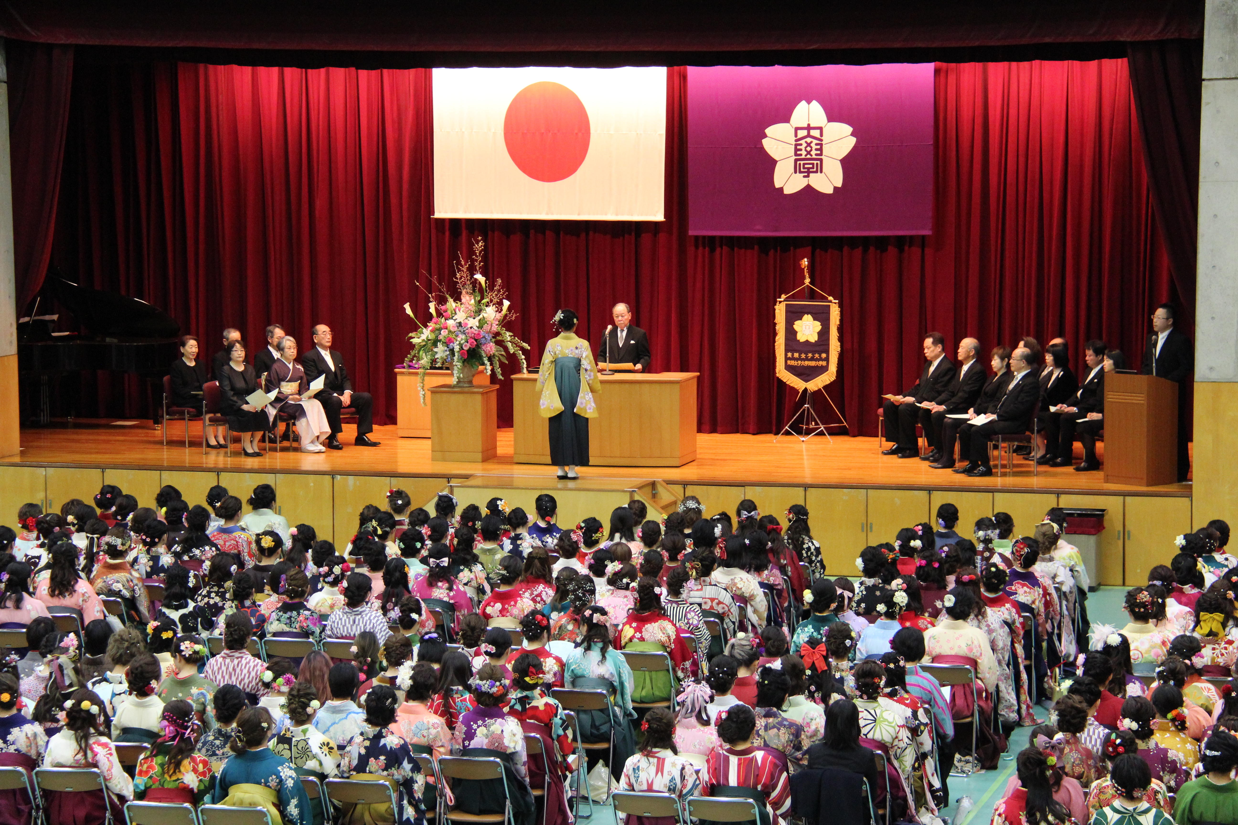 実践女子大学　卒業証書・学位授与式　渋谷・日野キャンパスの2拠点にて実施　学園創立者下田歌子考案の袴姿で参列の卒業生多数