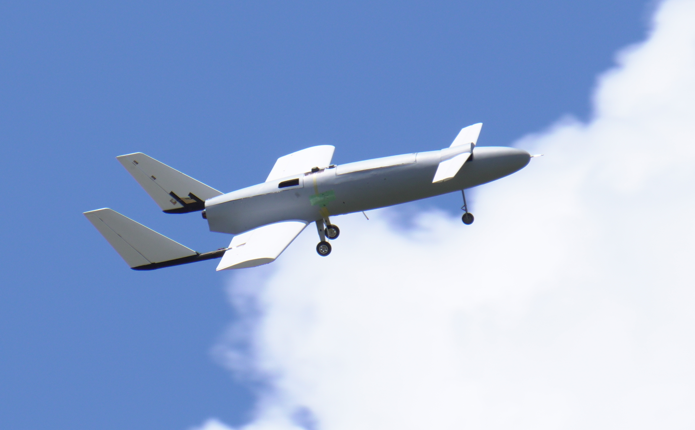 【学生が機体や自律飛行ソフトウエアを製作】金沢工業大学がジェットエンジン搭載の固定翼型ドローン「KIT-JET」の飛行試験を実施。9月17日（火）9時30分から三重県伊賀市「木津フライングクラブ」で