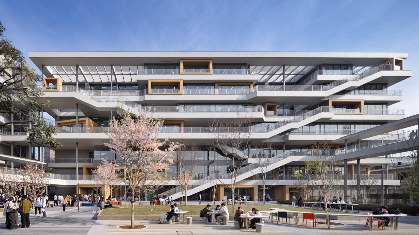 明治大学和泉ラーニングスクエアが2025年度グッドデザイン賞を受賞しました