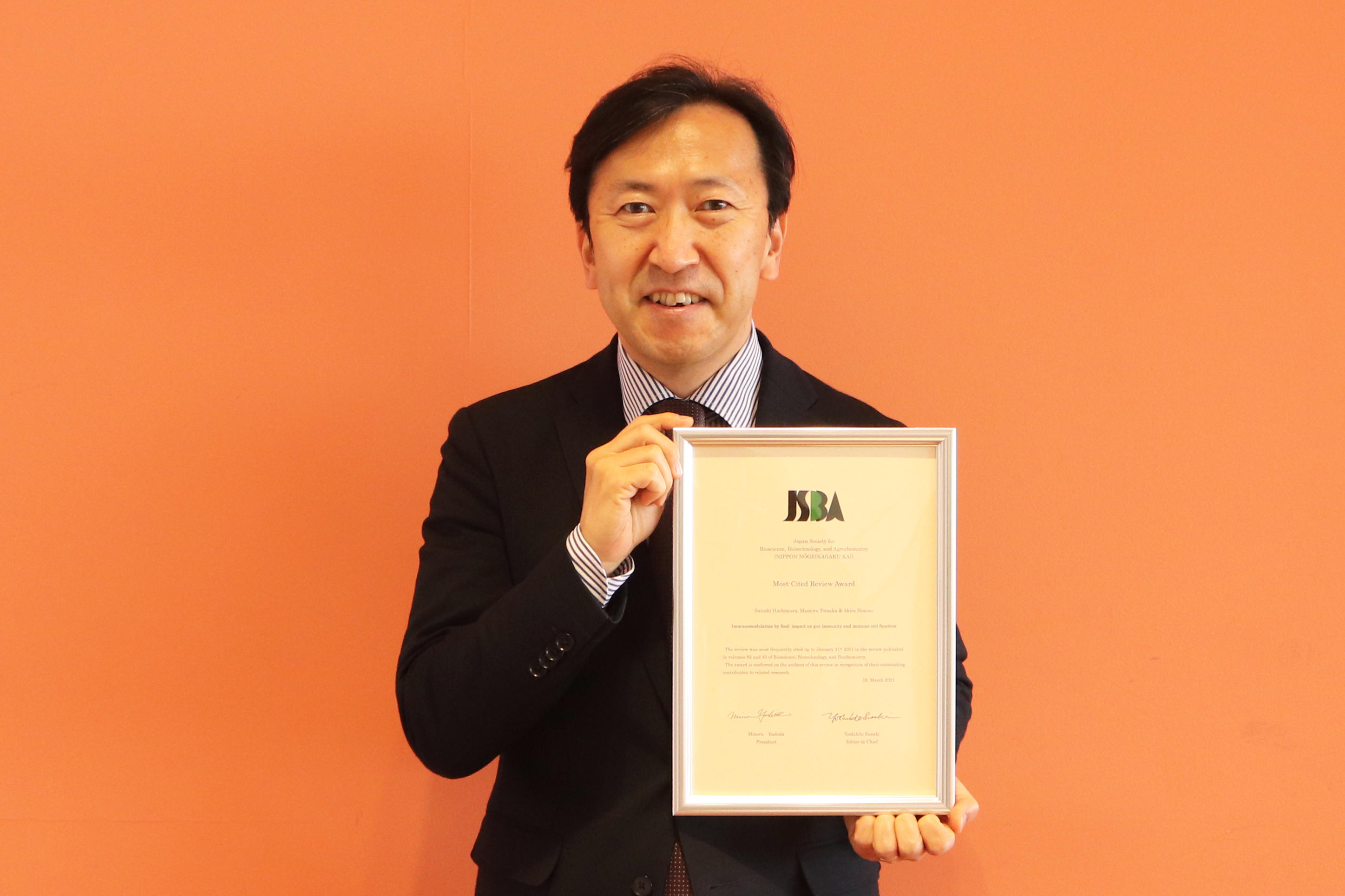 日本獣医生命科学大学応用生命科学部食品科学科の戸塚護教授が共著者となっている論文が公益社団法人日本農芸化学会の「2020年BBB Most-cited Review Award」を受賞