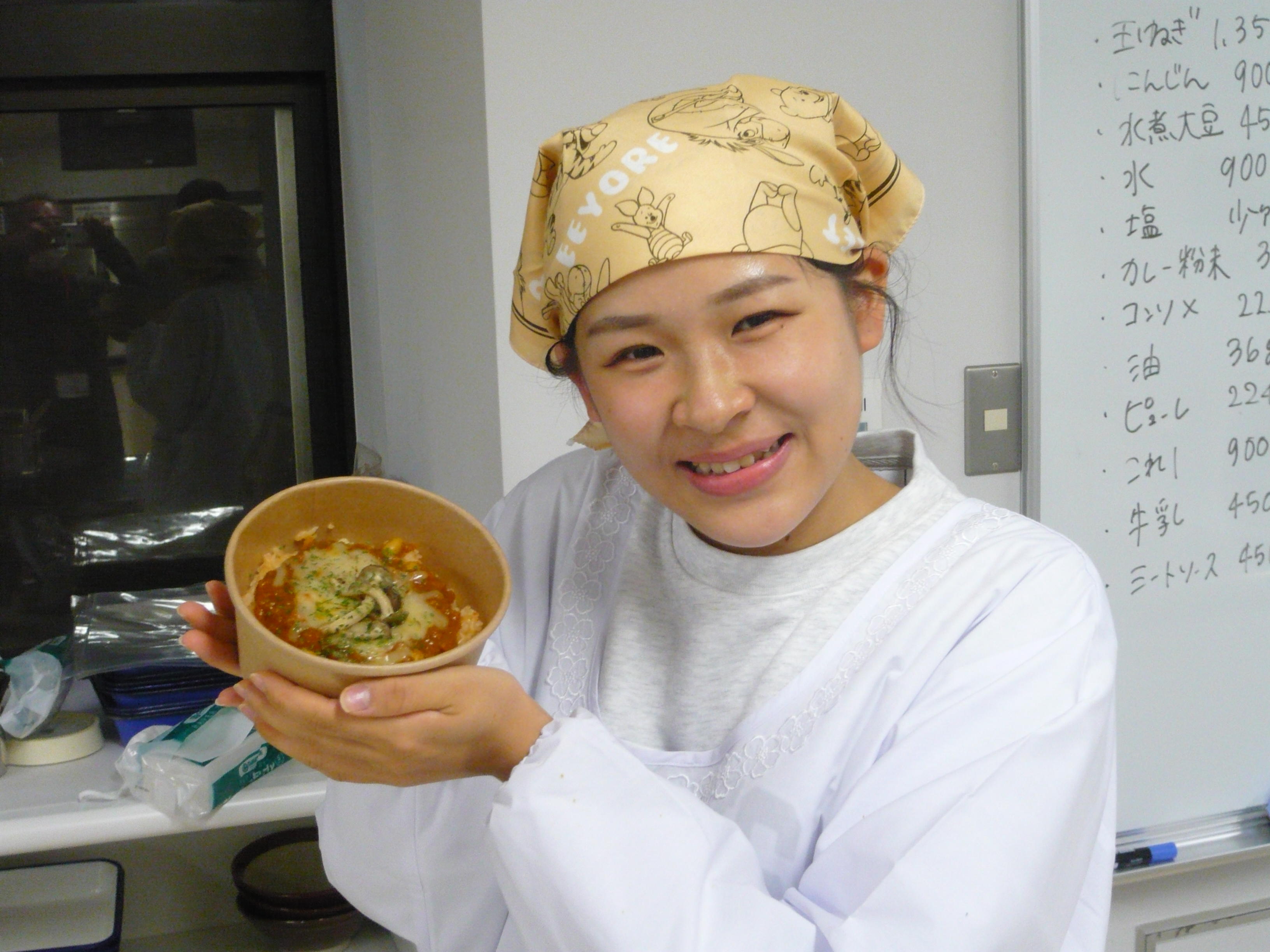 大阪国際大学の学生らが11月6日の「大枝公園スマイルデー『もりっしゅ』」でカゴメとのコラボメニュー・野菜たっぷり「ニコニコカレー」を販売 -- 30秒で野菜摂取量を推定できるベジチェック(R)体験も