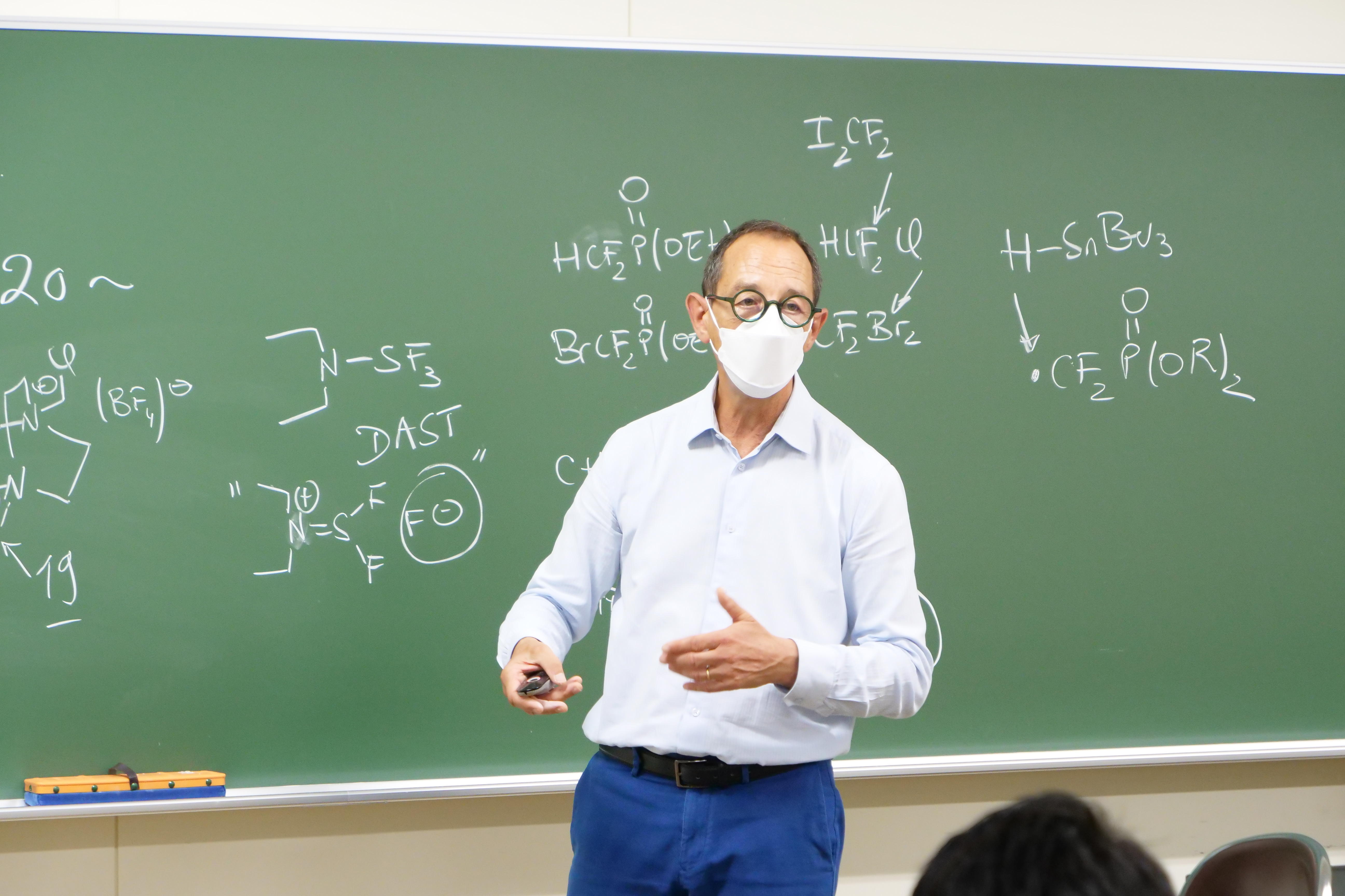 【東京薬科大学】創薬フッ素化学のエキスパート　Thierry Lequeux教授による大学院特別講義が行われました。