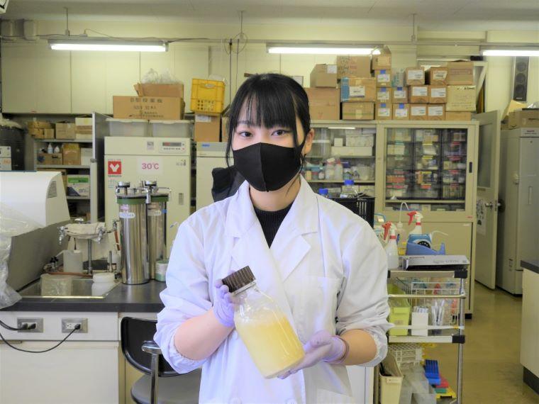 酪農学園大学・食と健康学類の学生が世界初となるホエイ酒の製品化に向けた研究を推進 -- チーズを作る際に発生するホエイを発酵させて製造
