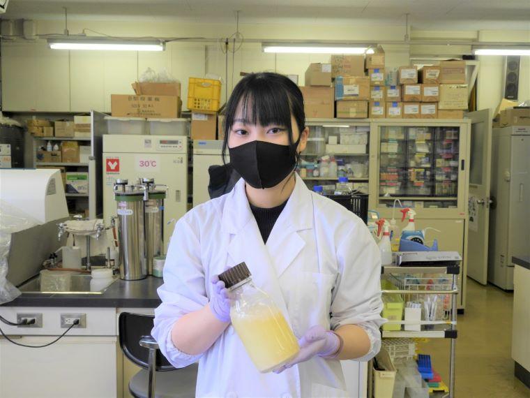 酪農学園大学・食と健康学類の学生が世界初となるホエイ酒の製品化に向けた研究を推進 -- チーズを作る際に発生するホエイを発酵させて製造