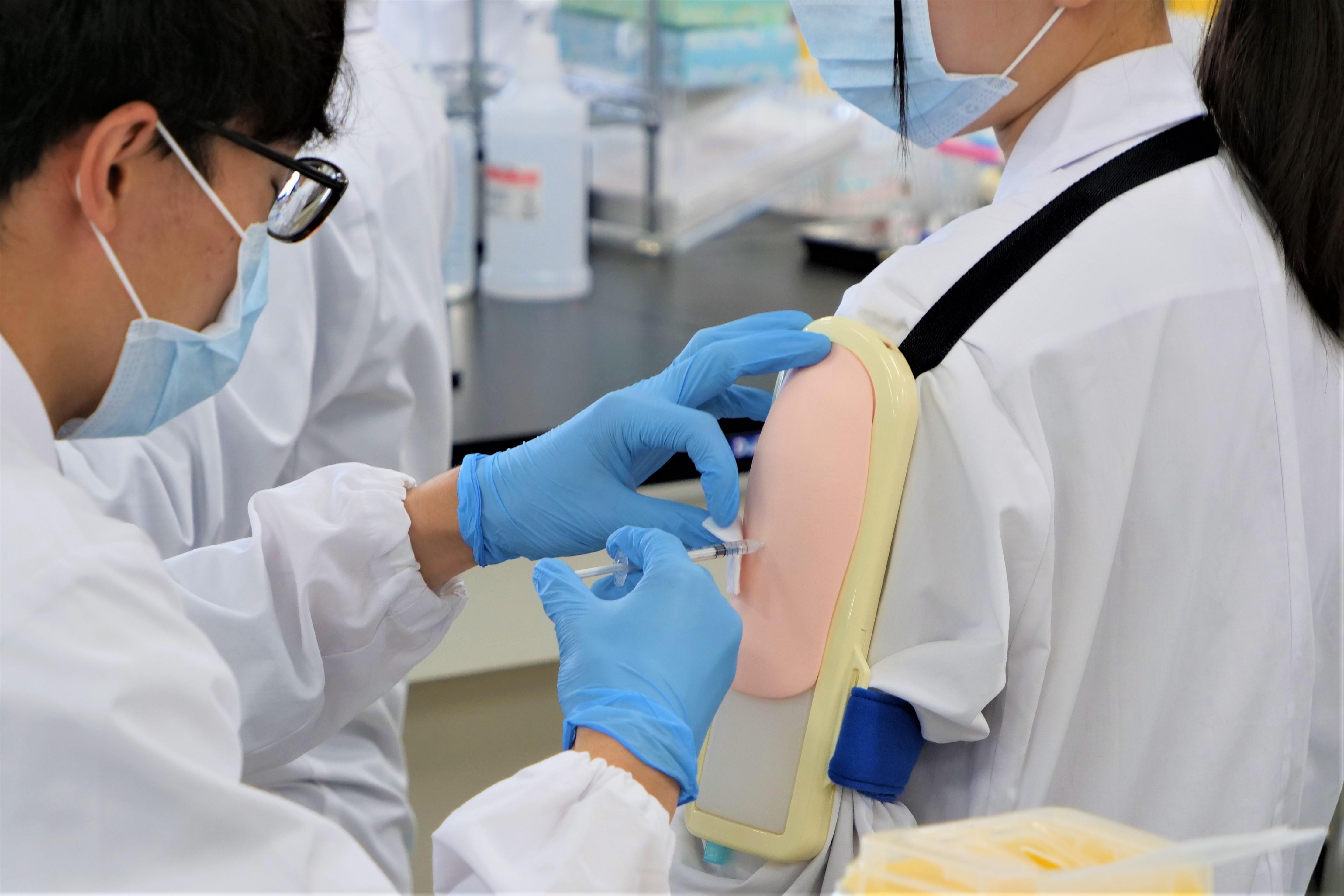 【東京薬科大学】2023年度より、東京薬科大学と東京医科大学病院の連携のもと薬学部4年次にワクチン接種実習を実施～有事対応時における薬剤師の職能拡大に向けた取り組み～