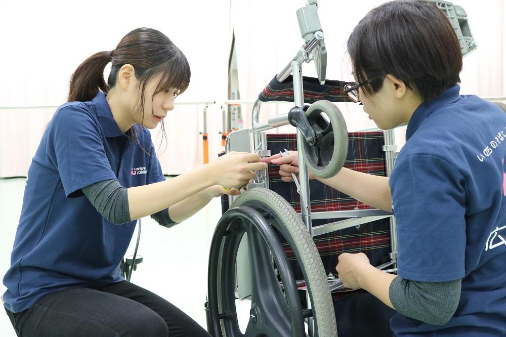 広島国際大学の学生が施設の車椅子などをメンテナンスする団体「ROW」を設立